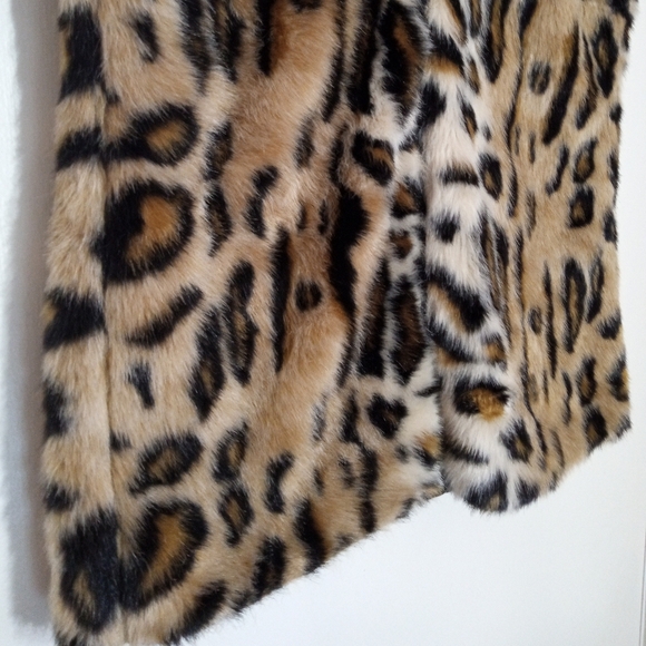 Express Chic Leopard Print Faux Fur Zip Up Vest - Picture 3 of 9